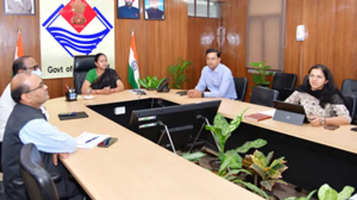 उत्तराखंड आने वाले सभी वाहनों में डस्टबिन, गार्बेज बैग अनिवार्य : मुख्य सचिव राधा रतूड़ी